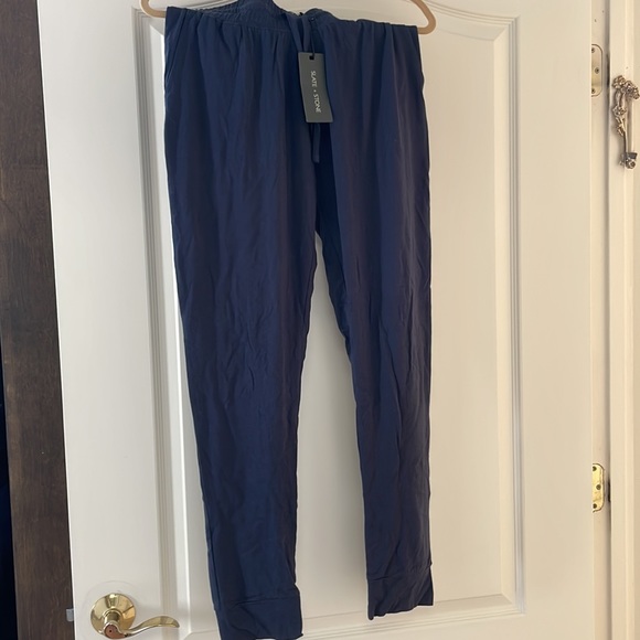 Never worn navy colored sweatpants - Picture 2 of 3